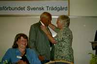 Karin Berglund (medalj&ouml;r) i f&ouml;rgrunden och Herbert n&auml;r han f&aring;r sin medalj (Kungl. Patriotiska S&aum;llskapets silvermedalj) av Gunvor Lindwall